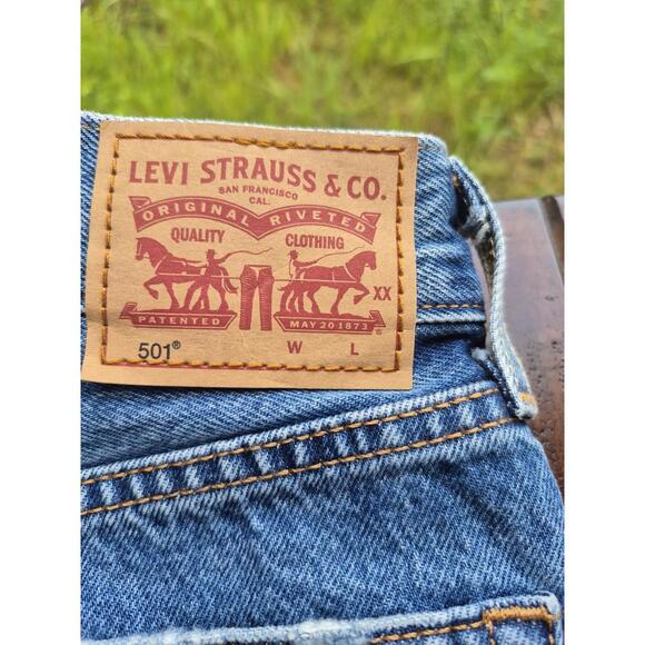 NWT Levis Premium 501 PATCH Straight Jeans 25x30 Womens Button Fly Distress $79 - Picture 8 of 9